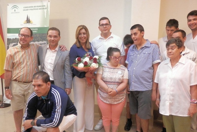 La presidenta de la Junta junto al alcalde de Andújar y usuarios del centro. 