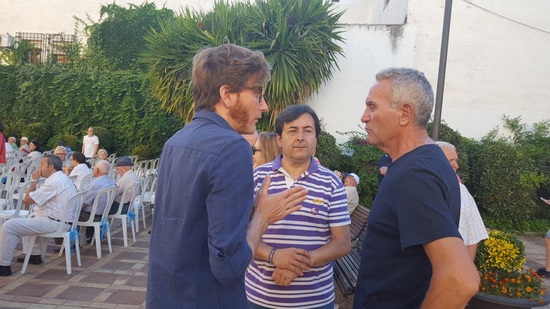 Diego Cañamero hablando con asistentes al acto. 