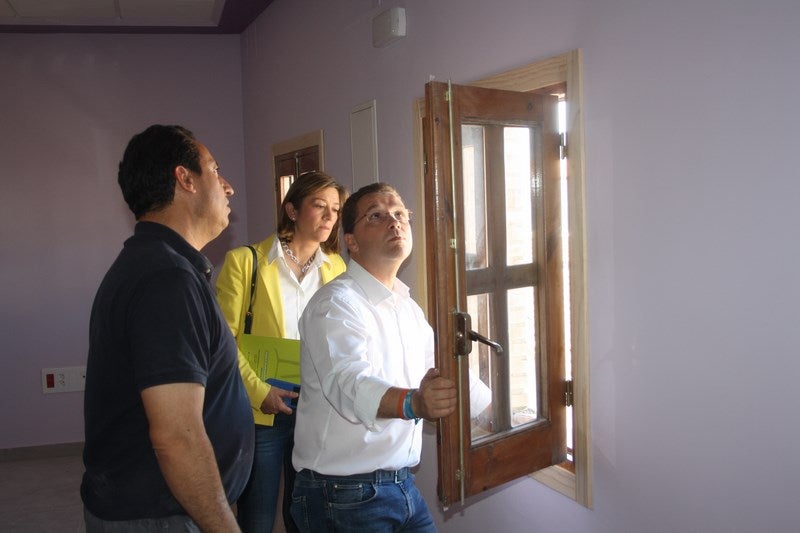 El alcalde y la concejala de Urbanismo comprueban la terminación de las calidades de la obra. 