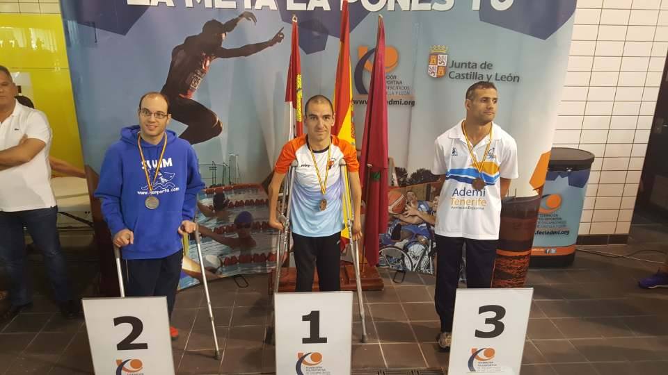 El nadador andujareño en la cima del pódium del Campeonato Nacional disputado en Valladolid. 