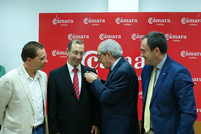 eduardo Criado impone la medalla a Juan Antonio Sáez Mata. 