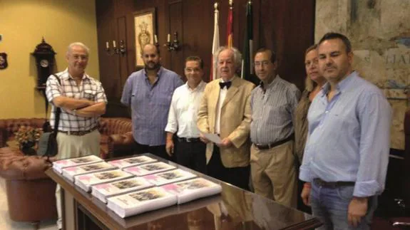 Santiago de Córdoba, en el centro, junto al alcalde de Andújar y representantes de PSOE e IU el día de la presentación de su informe.