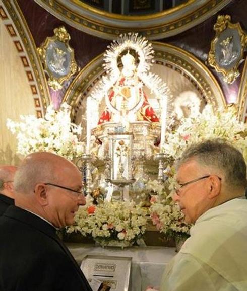 El obispo de Jaén junto al rector de la Basílica Santuario. 