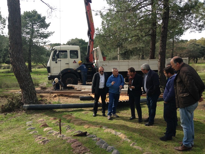 Las autoridades visitan el sondeo de captación de aguas en el Santuario. 