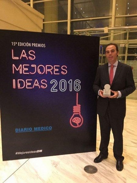 El forense Ángel Hernández con el galardón a las Mejores Ideas 2016 otorgado por Diario médico 