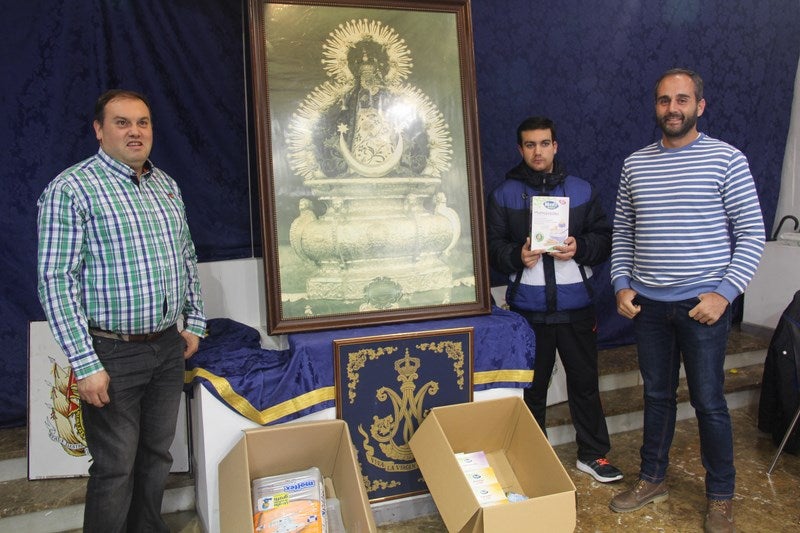  Voluntarios en la campaña de recogida de la Cofradía Madriz. 