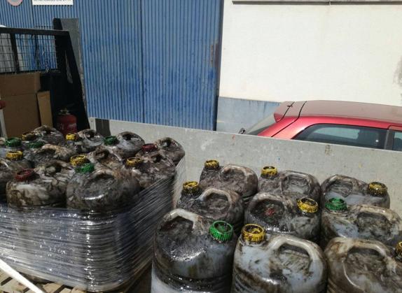 La Policía Local de Andújar decomisa 1.500 litros de aceite lampante