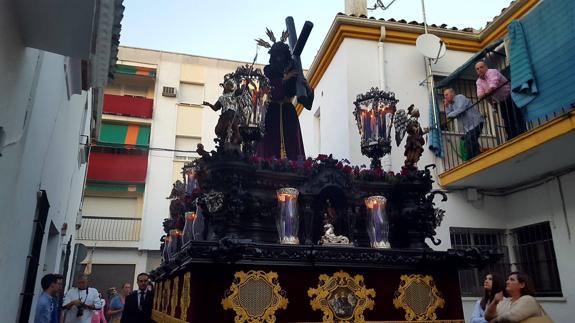 La Santa Vera Cruz vuelve a mostrar el lado más sobrio y solemne de la Semana Santa andujareña