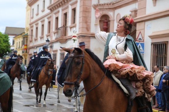 Una mujer grita '¡Viva Nuestra Señora de la Cabeza!' a su paso por el Ayuntamiento de Andújar. 
