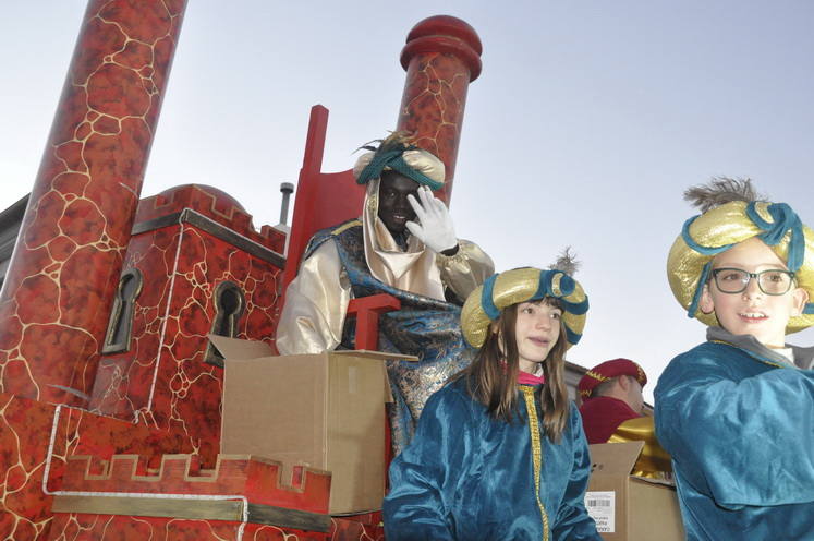 12 carrozas y 250 personas formaron parte del desfile de la ilusión que concluyo en la Plaza Mayor donde sus majestades recibieron a todos los niños