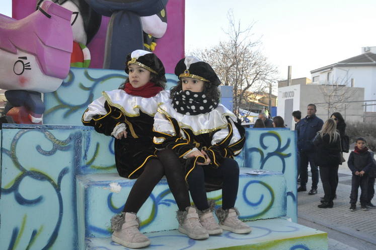 12 carrozas y 250 personas formaron parte del desfile de la ilusión que concluyo en la Plaza Mayor donde sus majestades recibieron a todos los niños