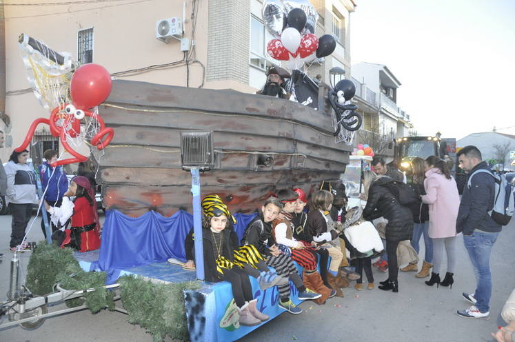 12 carrozas y 250 personas formaron parte del desfile de la ilusión que concluyo en la Plaza Mayor donde sus majestades recibieron a todos los niños