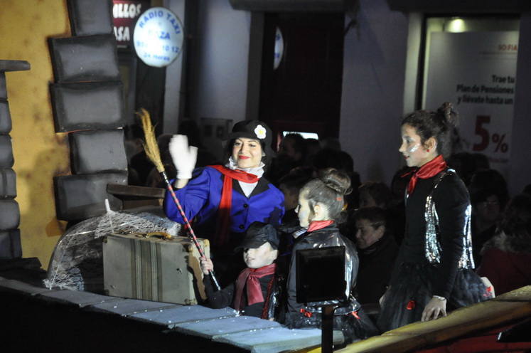 12 carrozas y 250 personas formaron parte del desfile de la ilusión que concluyo en la Plaza Mayor donde sus majestades recibieron a todos los niños