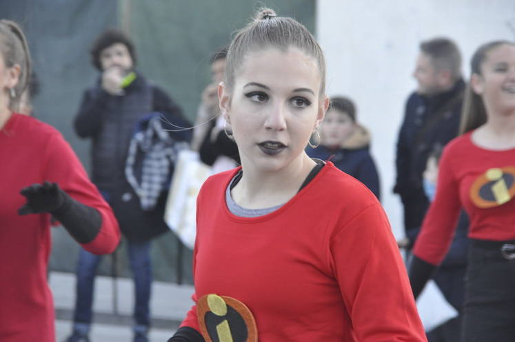 12 carrozas y 250 personas formaron parte del desfile de la ilusión que concluyo en la Plaza Mayor donde sus majestades recibieron a todos los niños