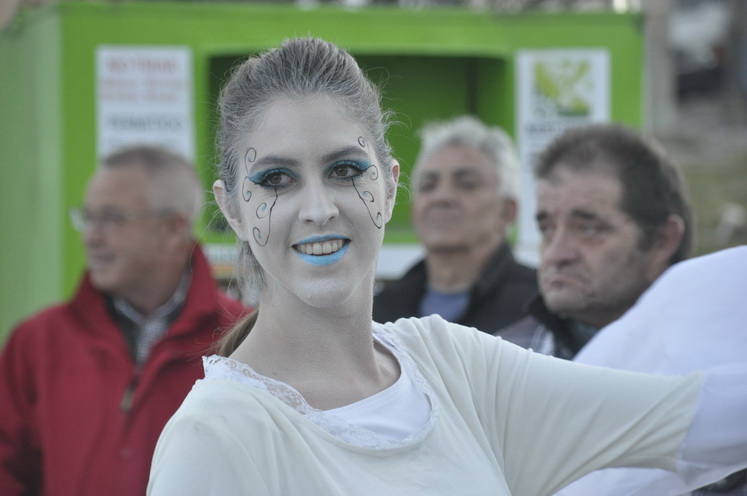 12 carrozas y 250 personas formaron parte del desfile de la ilusión que concluyo en la Plaza Mayor donde sus majestades recibieron a todos los niños