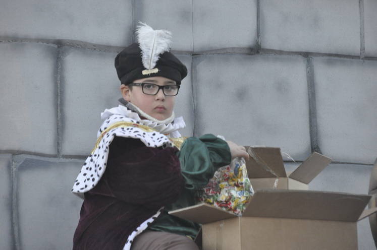 12 carrozas y 250 personas formaron parte del desfile de la ilusión que concluyo en la Plaza Mayor donde sus majestades recibieron a todos los niños