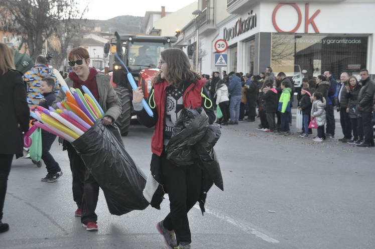 12 carrozas y 250 personas formaron parte del desfile de la ilusión que concluyo en la Plaza Mayor donde sus majestades recibieron a todos los niños