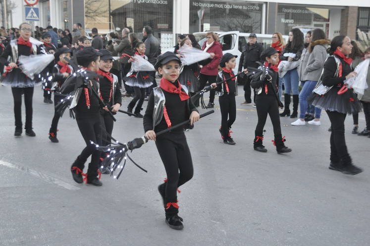 12 carrozas y 250 personas formaron parte del desfile de la ilusión que concluyo en la Plaza Mayor donde sus majestades recibieron a todos los niños