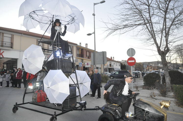 12 carrozas y 250 personas formaron parte del desfile de la ilusión que concluyo en la Plaza Mayor donde sus majestades recibieron a todos los niños