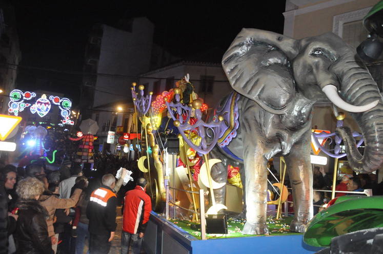 12 carrozas y 250 personas formaron parte del desfile de la ilusión que concluyo en la Plaza Mayor donde sus majestades recibieron a todos los niños