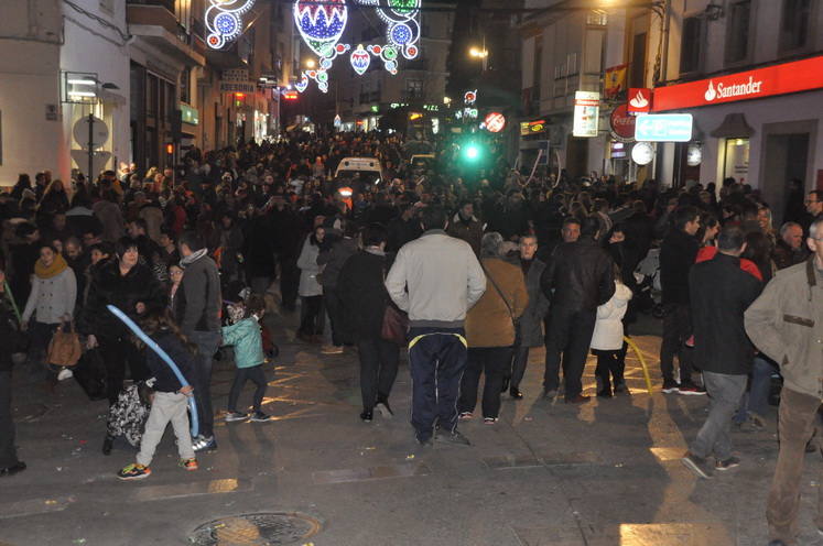 12 carrozas y 250 personas formaron parte del desfile de la ilusión que concluyo en la Plaza Mayor donde sus majestades recibieron a todos los niños