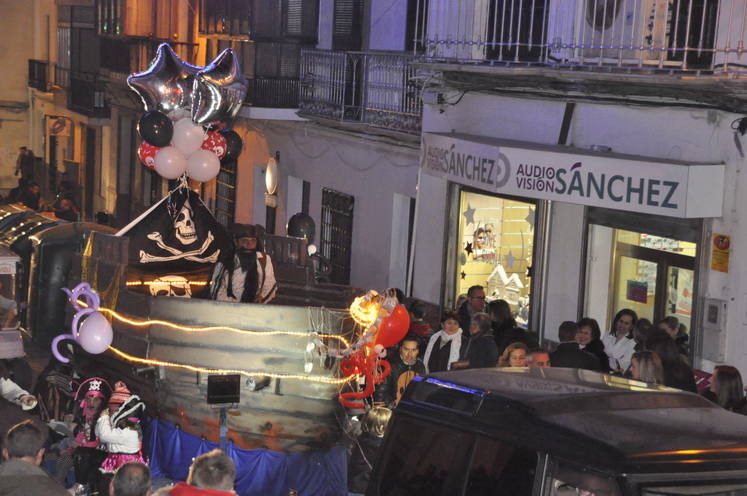 12 carrozas y 250 personas formaron parte del desfile de la ilusión que concluyo en la Plaza Mayor donde sus majestades recibieron a todos los niños