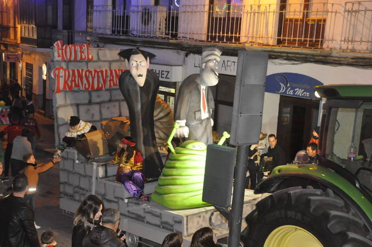 12 carrozas y 250 personas formaron parte del desfile de la ilusión que concluyo en la Plaza Mayor donde sus majestades recibieron a todos los niños