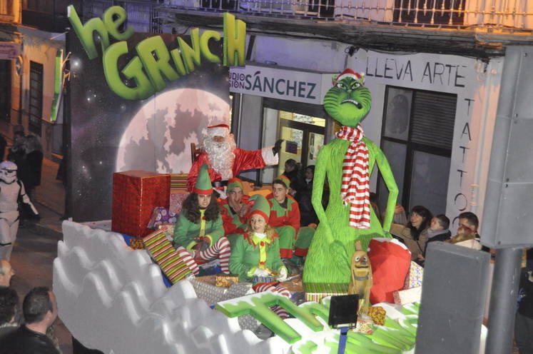 12 carrozas y 250 personas formaron parte del desfile de la ilusión que concluyo en la Plaza Mayor donde sus majestades recibieron a todos los niños