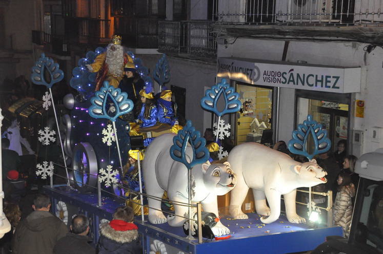 12 carrozas y 250 personas formaron parte del desfile de la ilusión que concluyo en la Plaza Mayor donde sus majestades recibieron a todos los niños