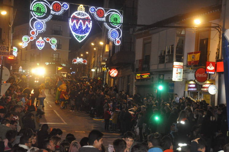 12 carrozas y 250 personas formaron parte del desfile de la ilusión que concluyo en la Plaza Mayor donde sus majestades recibieron a todos los niños