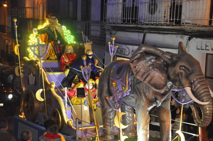 12 carrozas y 250 personas formaron parte del desfile de la ilusión que concluyo en la Plaza Mayor donde sus majestades recibieron a todos los niños
