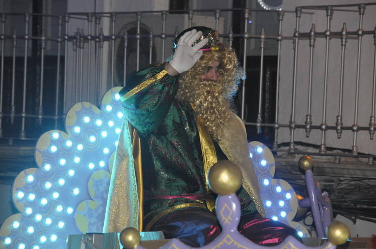 12 carrozas y 250 personas formaron parte del desfile de la ilusión que concluyo en la Plaza Mayor donde sus majestades recibieron a todos los niños