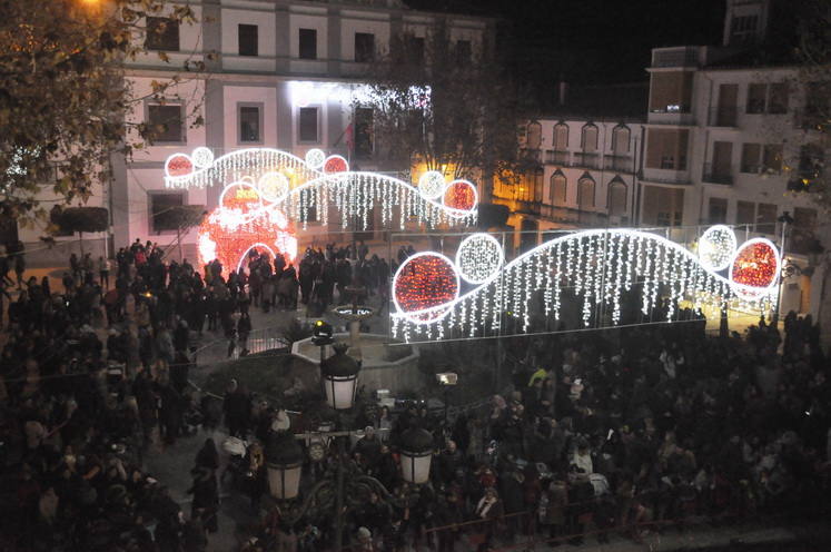 12 carrozas y 250 personas formaron parte del desfile de la ilusión que concluyo en la Plaza Mayor donde sus majestades recibieron a todos los niños