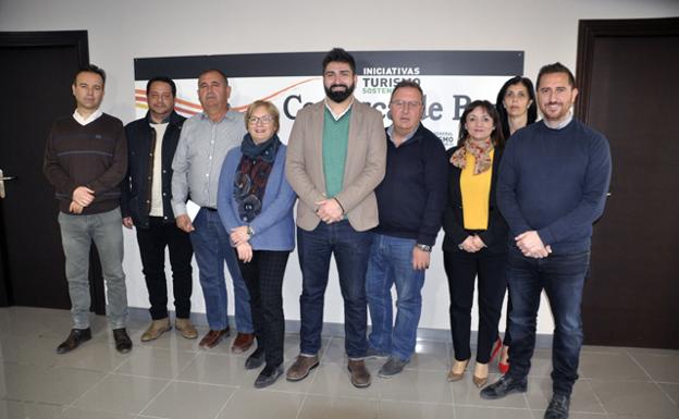 Alcaldes y alcaldesas de los siete pueblos beneficiaos, junto al presidente de la Mancomunidad de la Comarca de Baza.