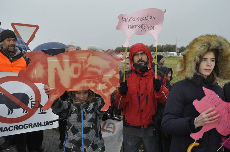 Un empresario pretende construir un complejo de siete granjas de cerdos en una extensión de 1.100 hectáreas en Dehesas de Guadix a dos kilómetros de Cuevas del Campo 