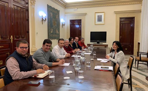 La subdelegada del Gobierno se reúne con alcaldes de municipios afectados por la macrogranja