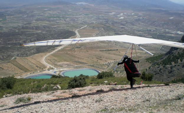 Imagen de archivo de un hombre practicando ala delta en Cerro de Jabalcón.