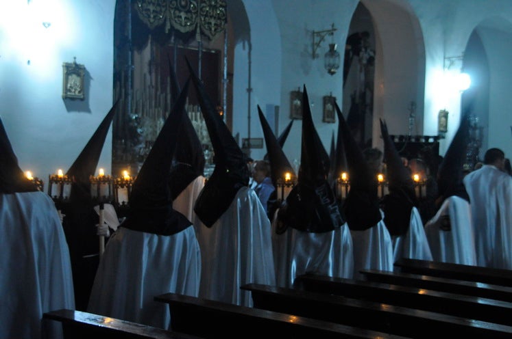 La excelente temperatura, en noche primaveral, facilitó que miles de personas presenciarán el desfile procesiona.