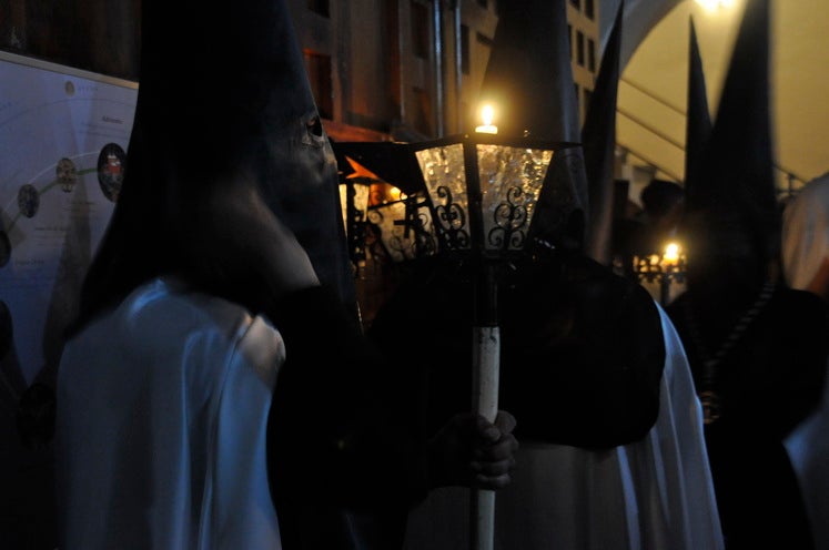 La excelente temperatura, en noche primaveral, facilitó que miles de personas presenciarán el desfile procesiona.