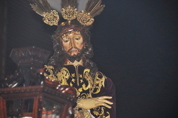 La excelente temperatura, en noche primaveral, facilitó que miles de personas presenciarán el desfile procesiona.