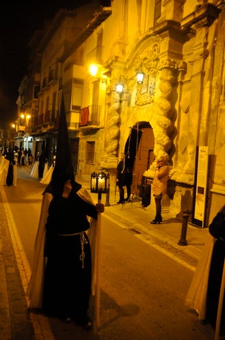 La excelente temperatura, en noche primaveral, facilitó que miles de personas presenciarán el desfile procesiona.