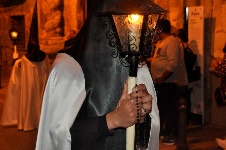 La excelente temperatura, en noche primaveral, facilitó que miles de personas presenciarán el desfile procesiona.