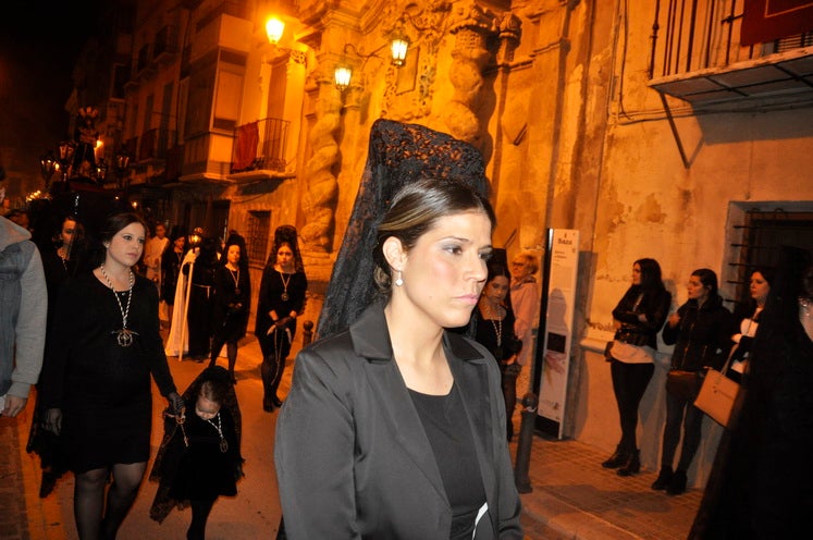 La excelente temperatura, en noche primaveral, facilitó que miles de personas presenciarán el desfile procesiona.