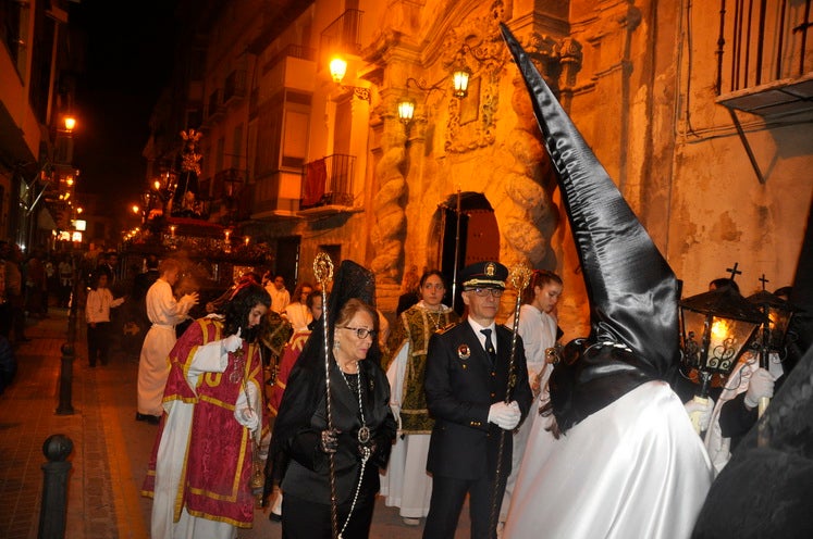 La excelente temperatura, en noche primaveral, facilitó que miles de personas presenciarán el desfile procesiona.