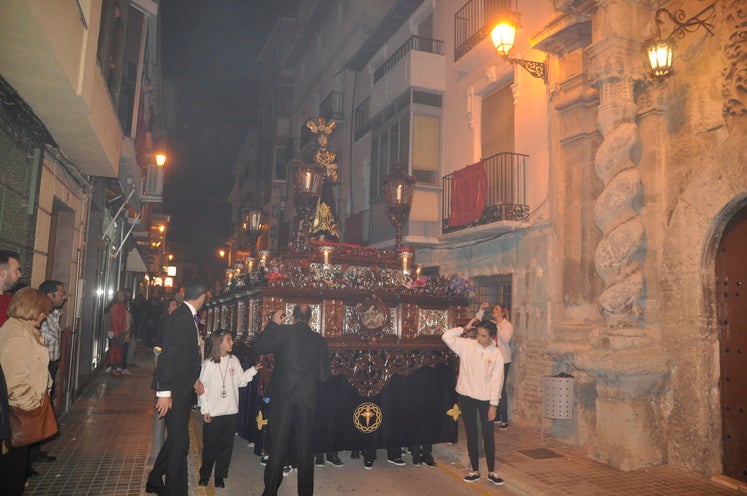 La excelente temperatura, en noche primaveral, facilitó que miles de personas presenciarán el desfile procesiona.