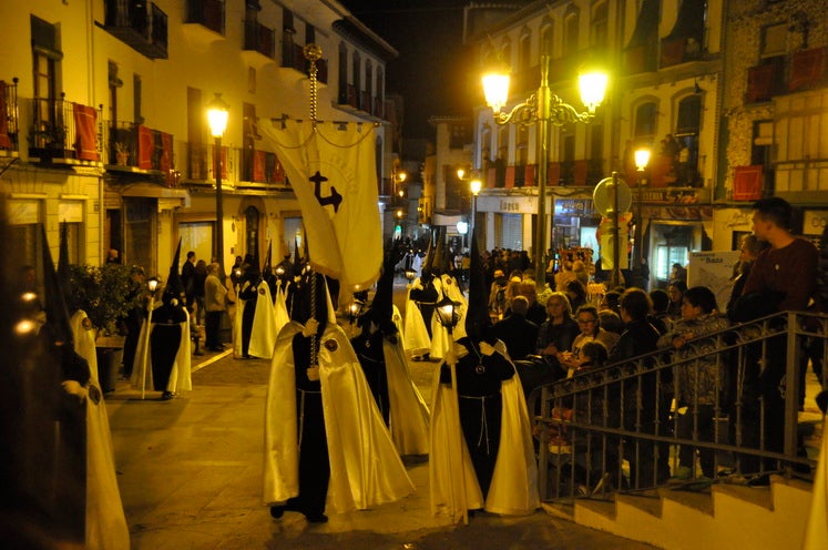 La excelente temperatura, en noche primaveral, facilitó que miles de personas presenciarán el desfile procesiona.