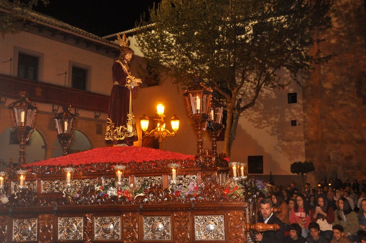 La excelente temperatura, en noche primaveral, facilitó que miles de personas presenciarán el desfile procesiona.