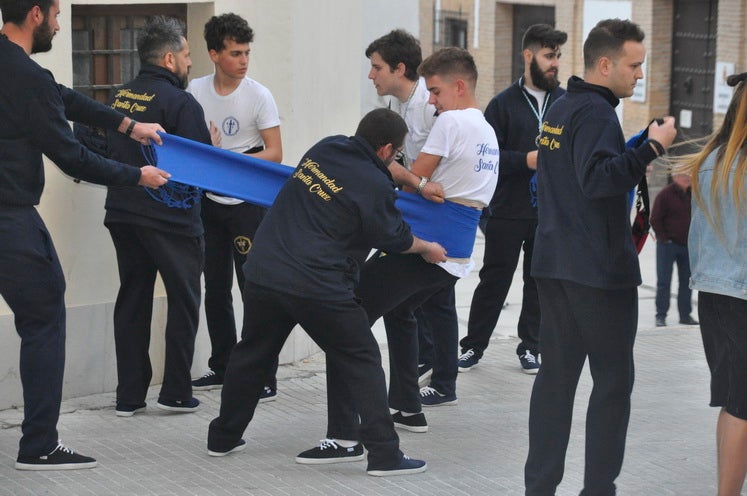 Miles de personas llenan la Plaza Mayor para ver la salida desde la iglesia colegiata bastetana