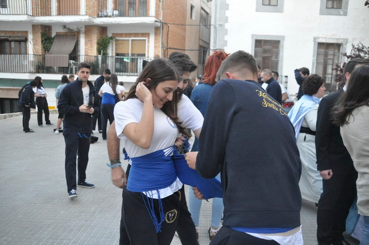 Miles de personas llenan la Plaza Mayor para ver la salida desde la iglesia colegiata bastetana