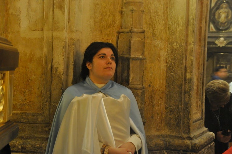 Miles de personas llenan la Plaza Mayor para ver la salida desde la iglesia colegiata bastetana